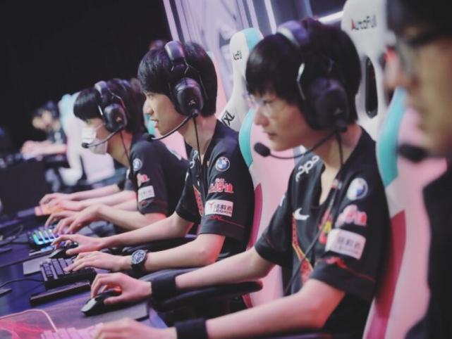 而另一边 而另一边