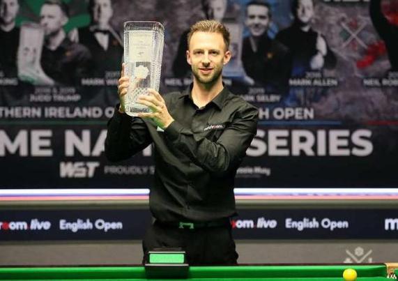 先用手递手 先用手递手